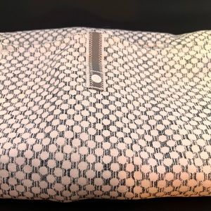 Lululemon Vinyasa Snap Scarf, White and Grey Design, Thinker for Warmth